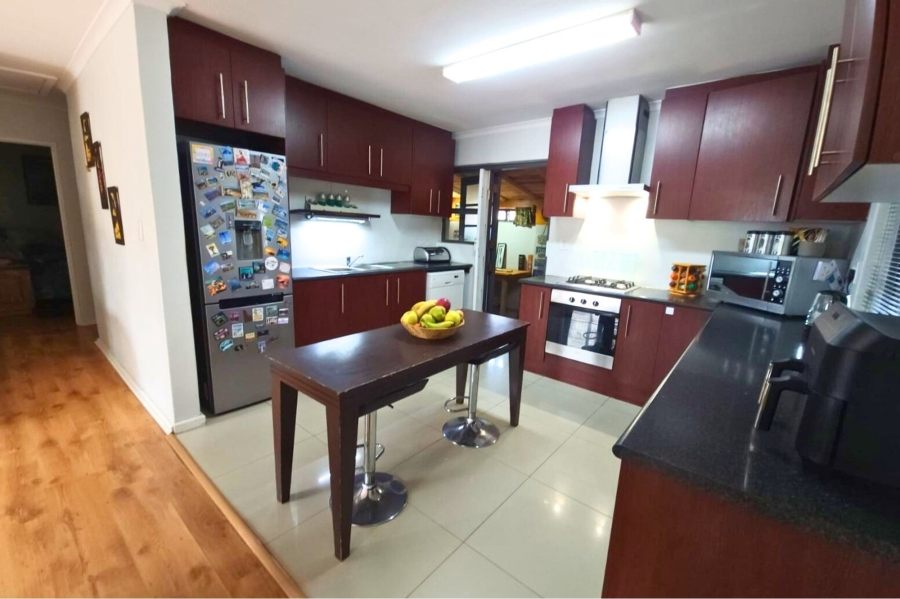 5 Bedroom Property for Sale in Loucharmante Western Cape